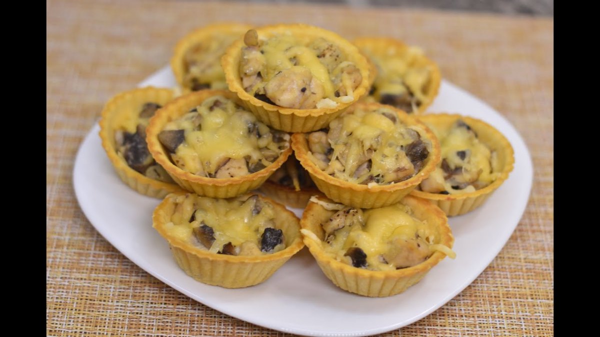 Жюльен с курицей и грибами в тарталетках
