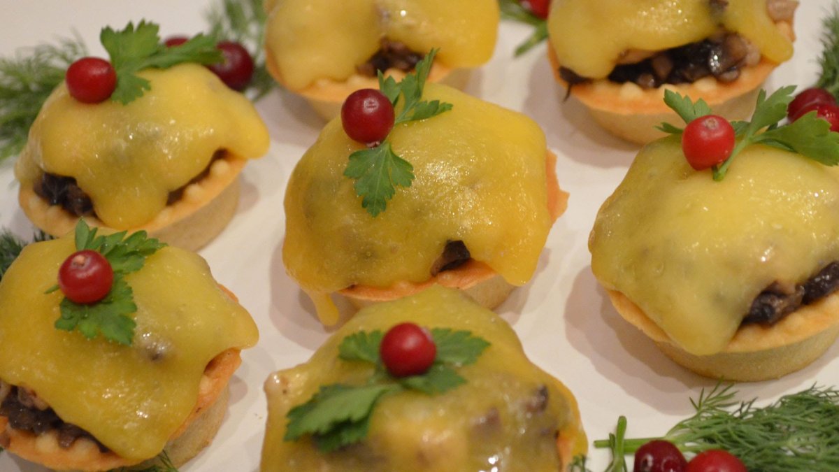 Жульен с курицей и грибами в тарталетках