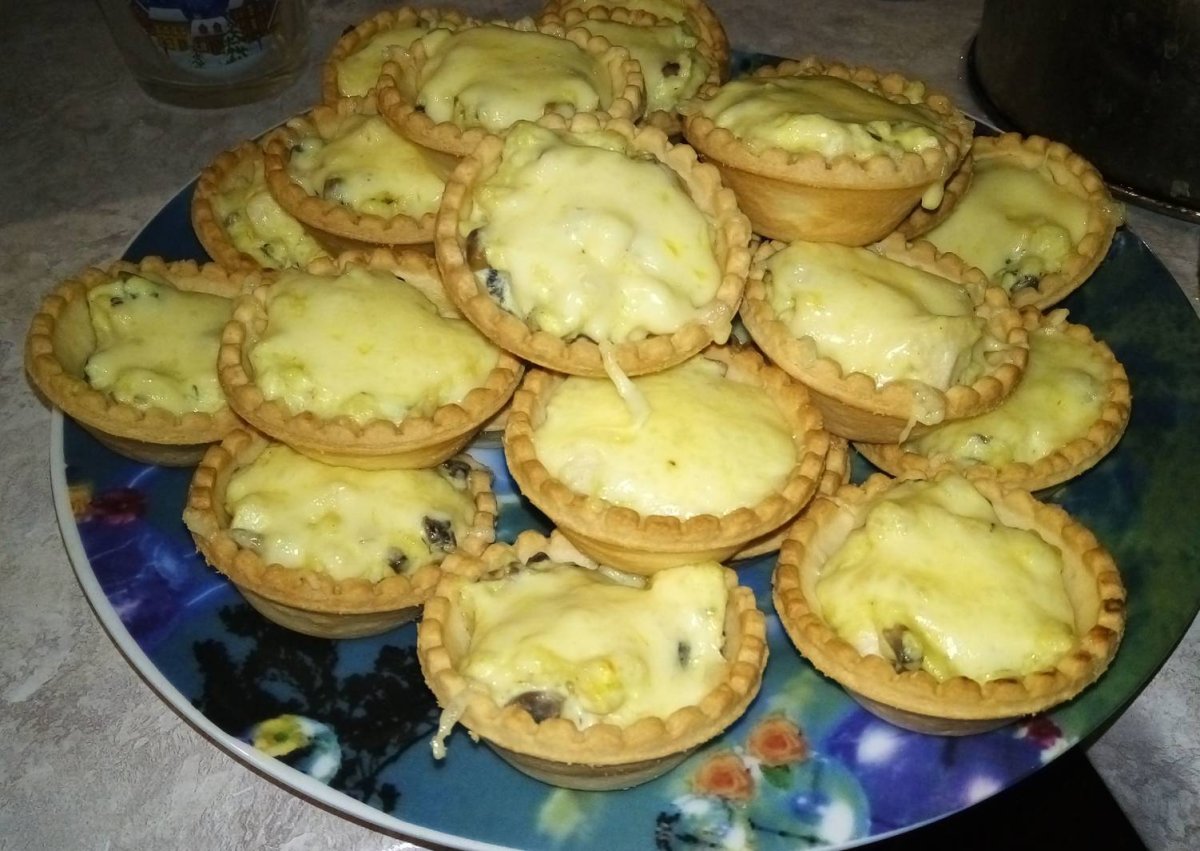 Тарталетки с курицей и грибами