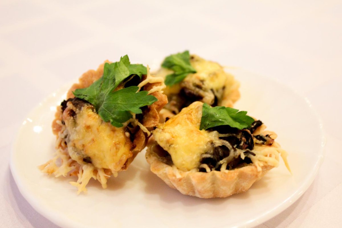 Тарталетки с грибами и сыром