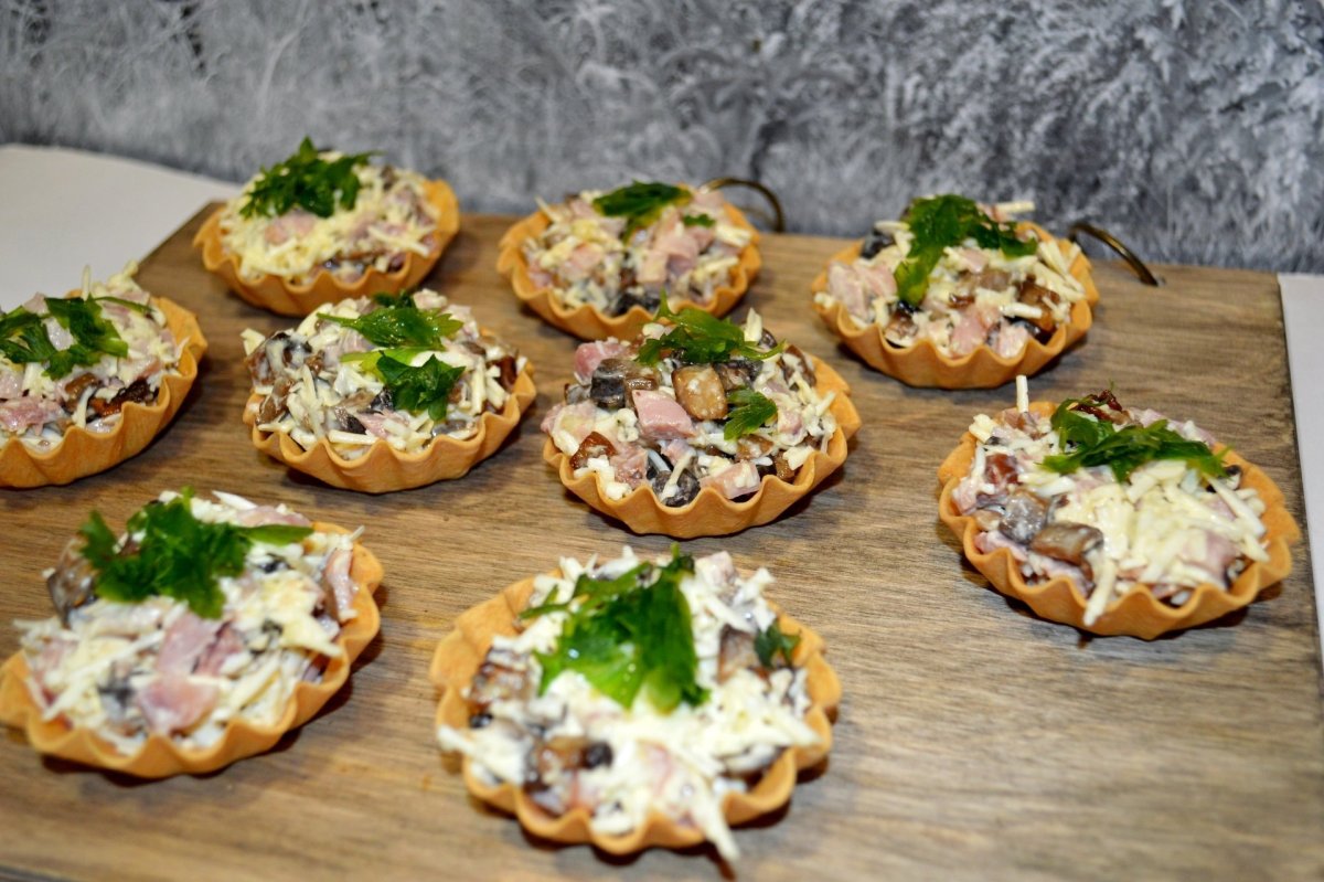 Тарталетки с жульеном из грибов и курицы