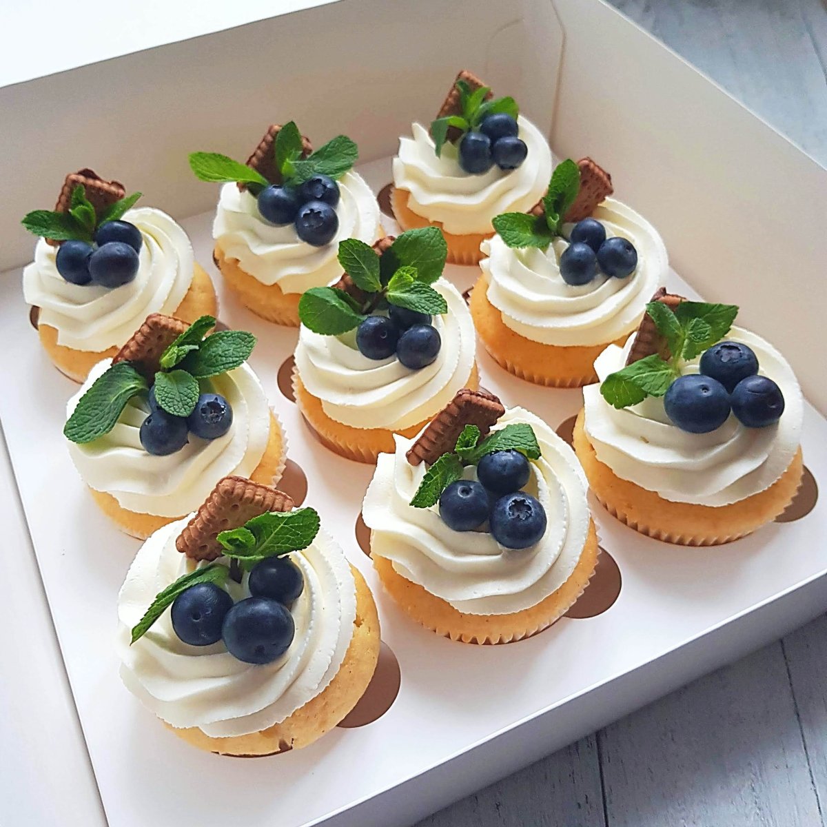 Украшение капкейков голубикой