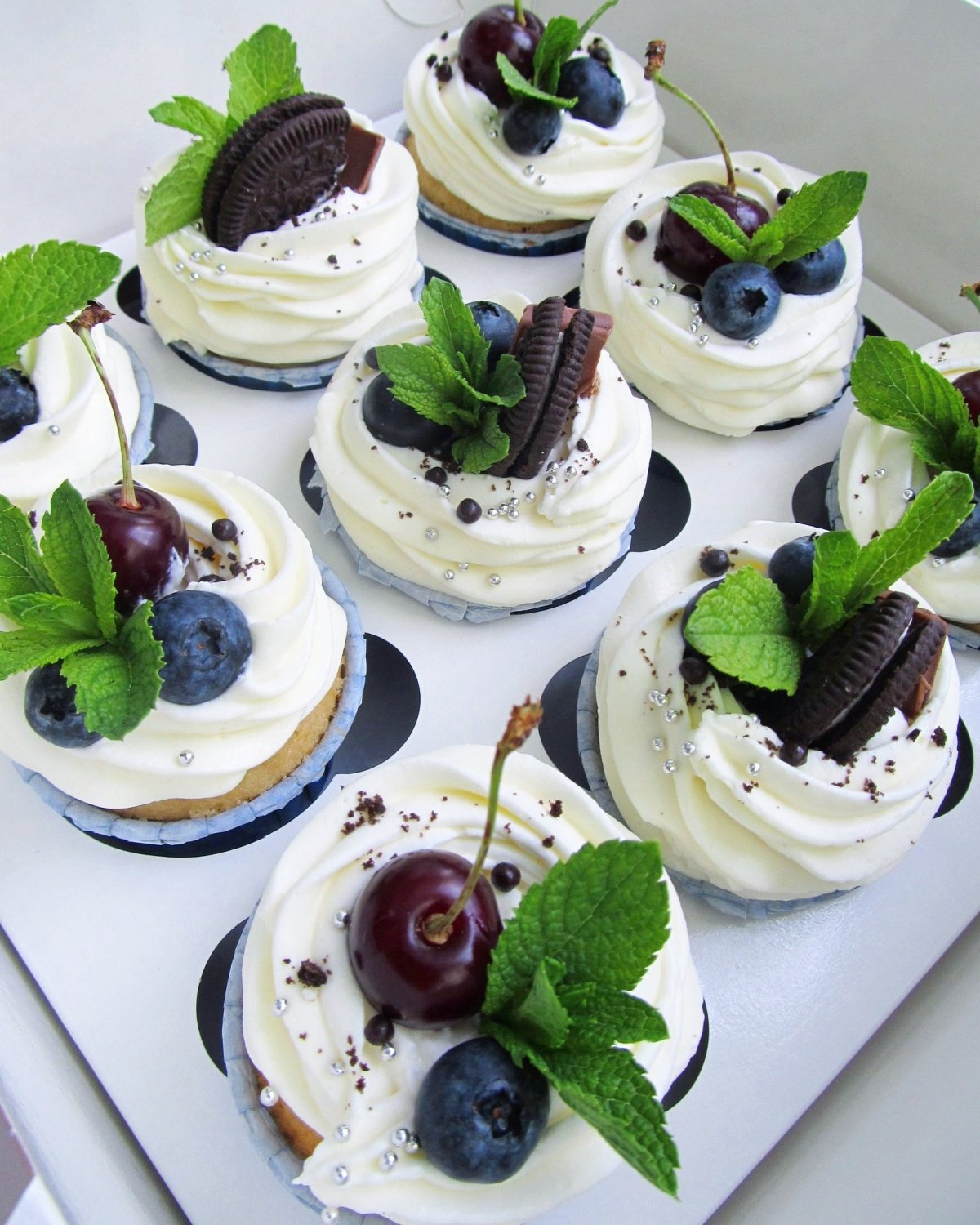 Капкейки с малиной и голубикой