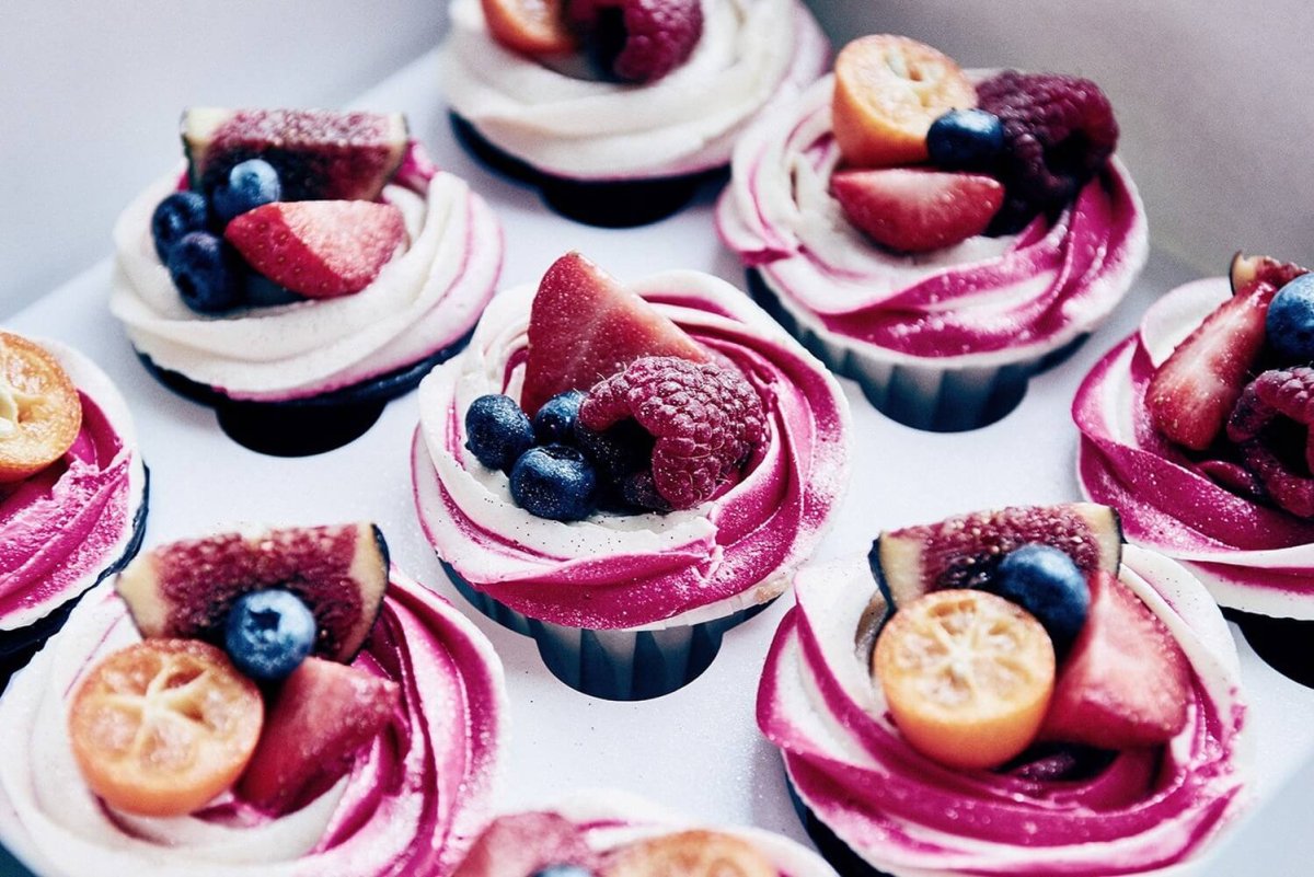 Капкейки с малиной и голубикой