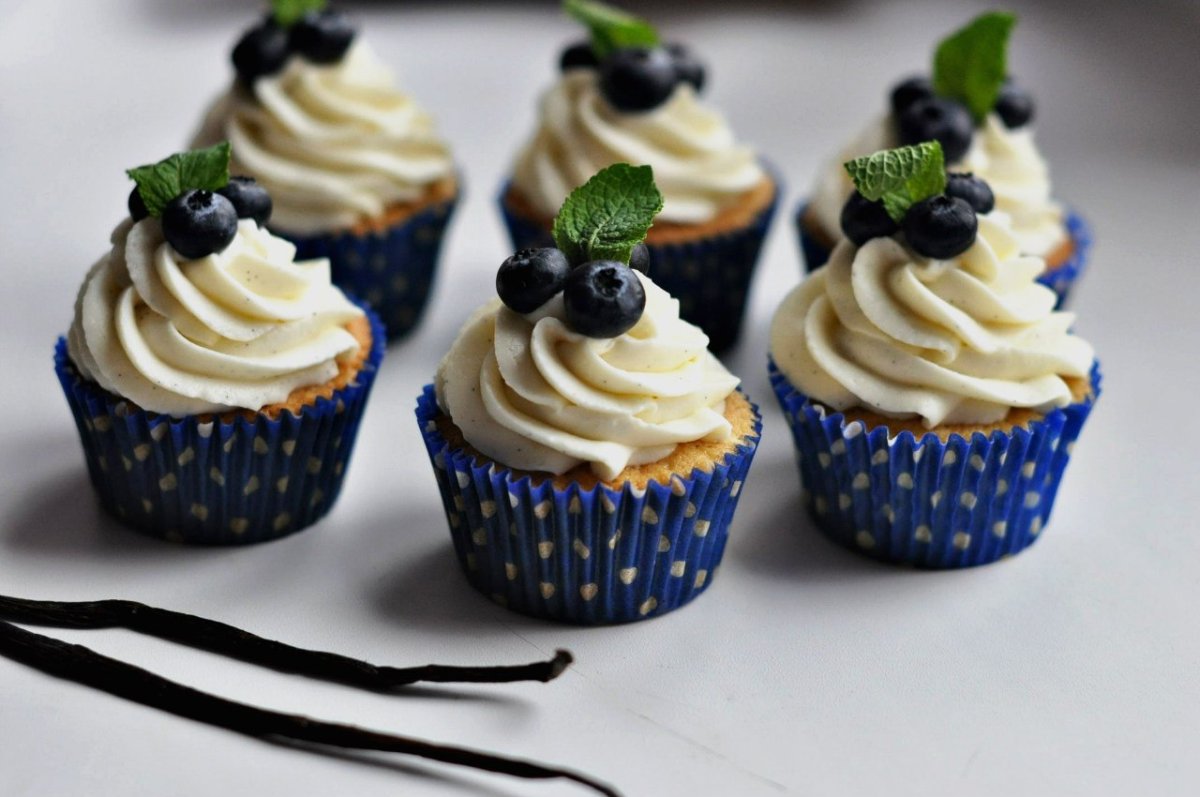 Капкейки украшенные физалисом