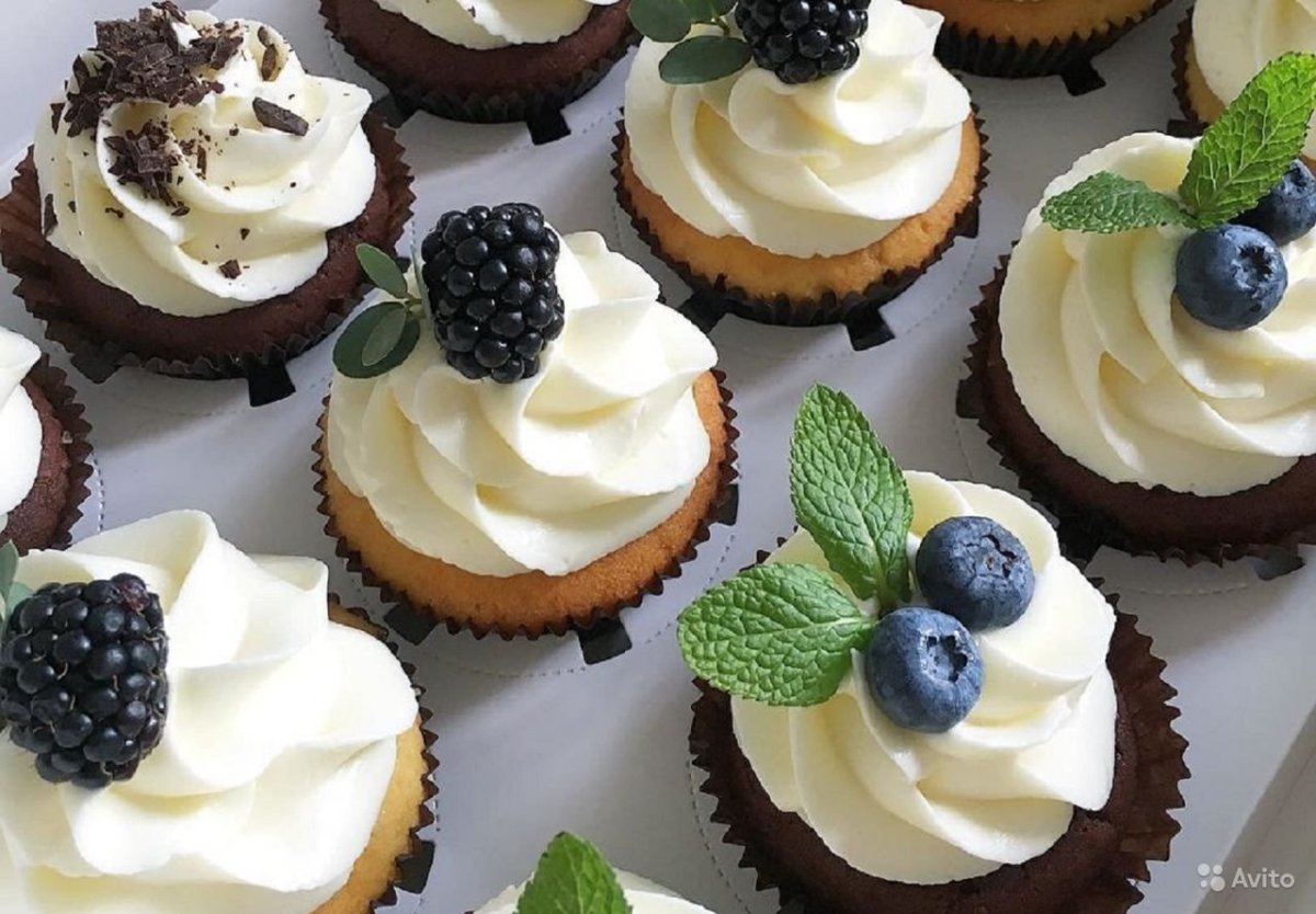 Капкейки с малиной и голубикой