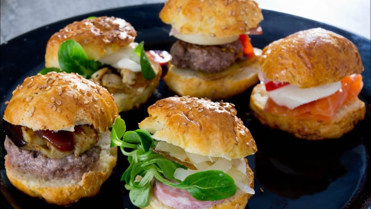 Мини гамбургеры из слоеного теста