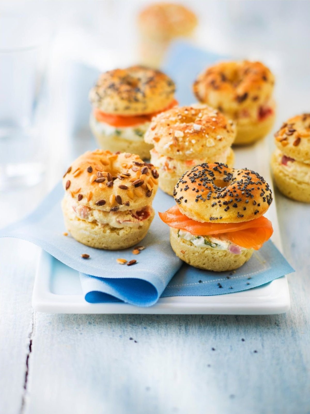 Профитроли с лососем и сливочным сыром