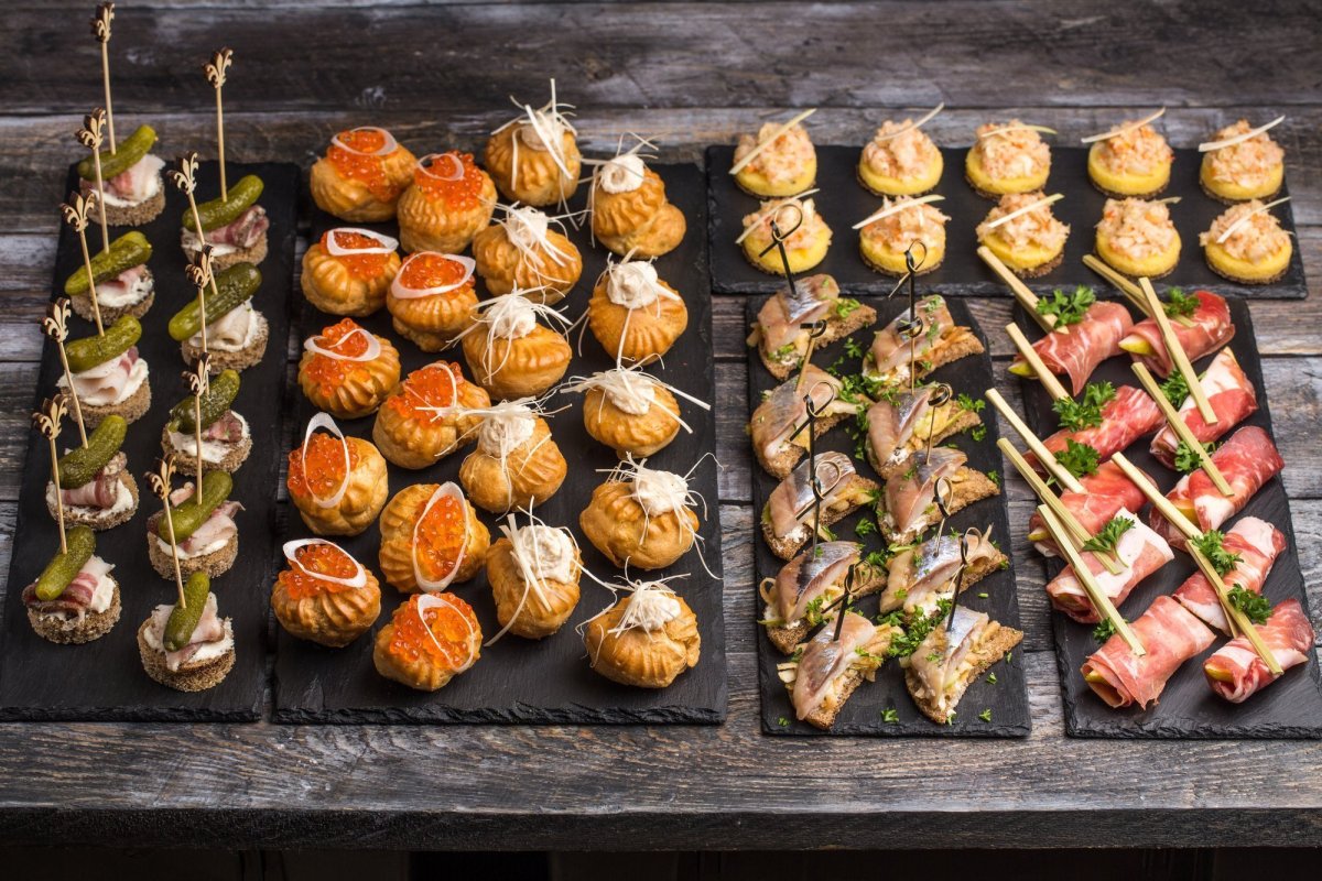 Бутерброды из слоеного теста с колбасой