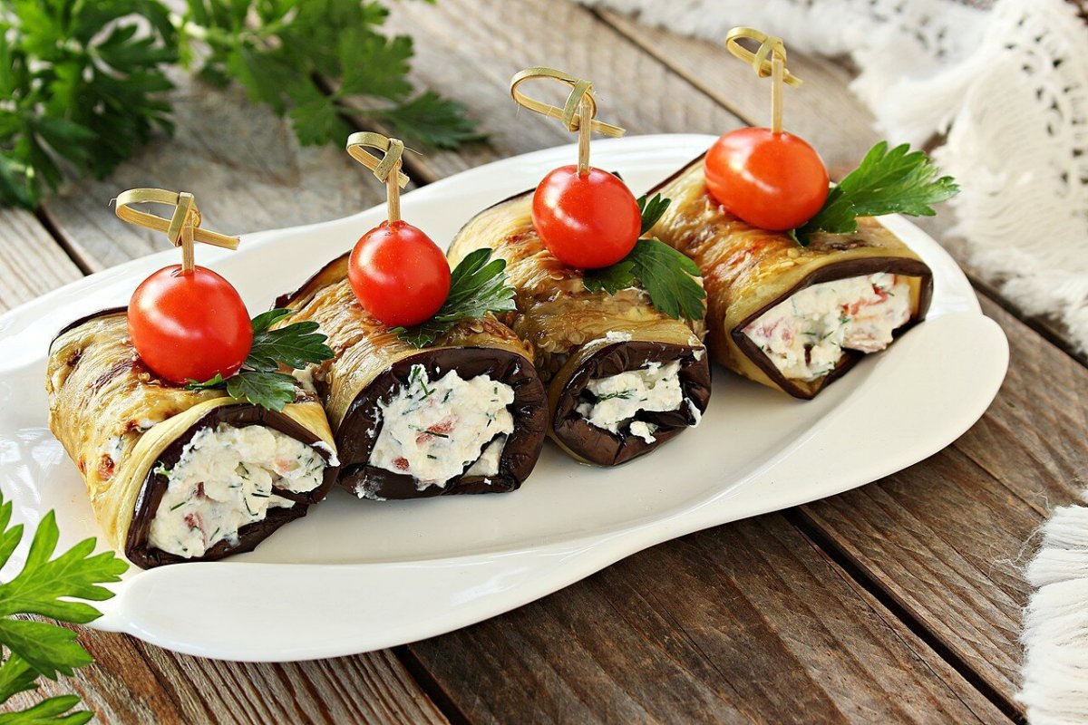 Рулетики из баклажанов с помидорами черри