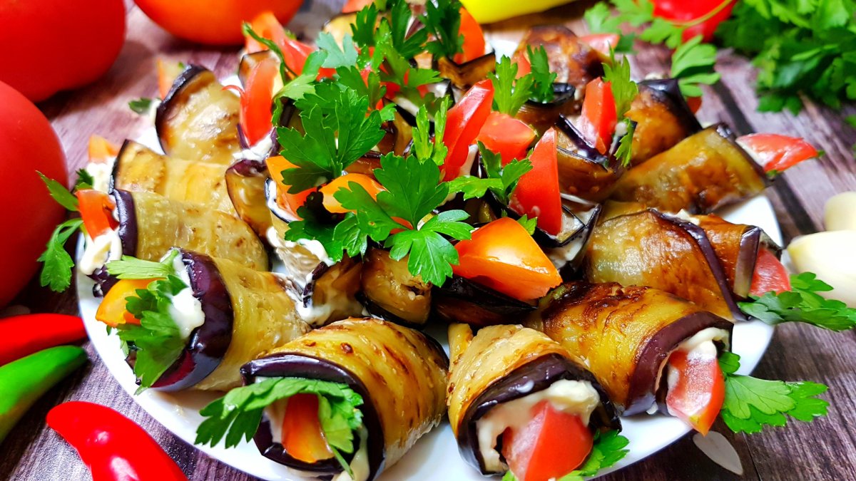 Рулетики из баклажанов с помидорами черри