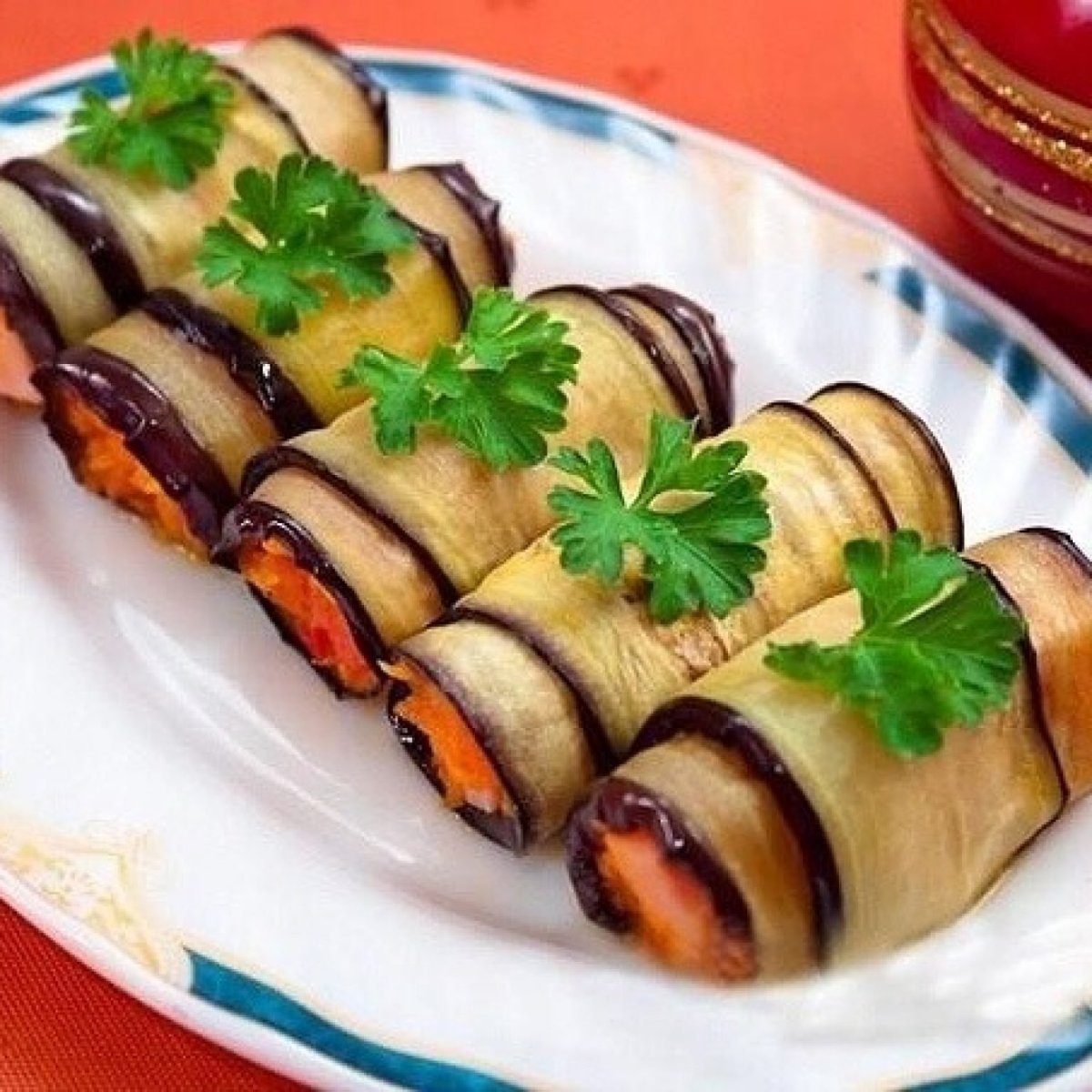 Рулетики из баклажанов с помидорами