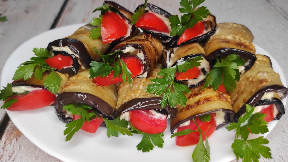 Рулетики из баклажанов с помидорами