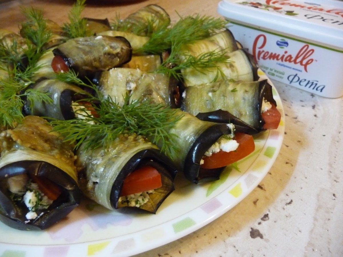Рулетики из баклажана с фетой и помидорами