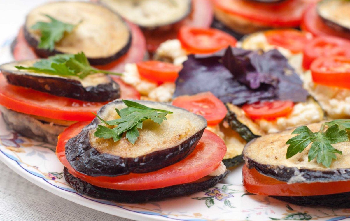 Баклажаны кружочками с помидорами