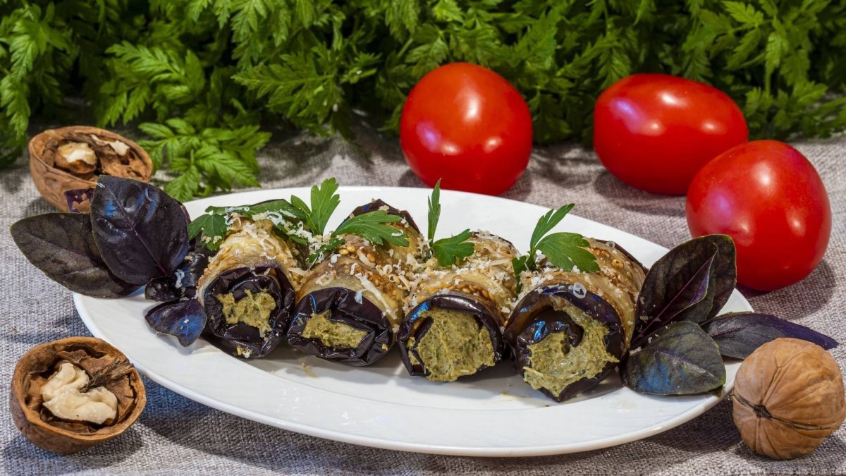 Рулетики из баклажанов по-грузински с орехами