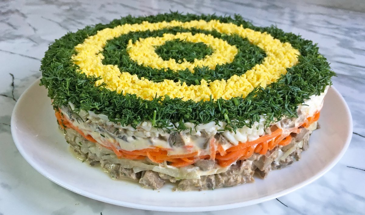 Украсить слоеный салат на праздничный стол