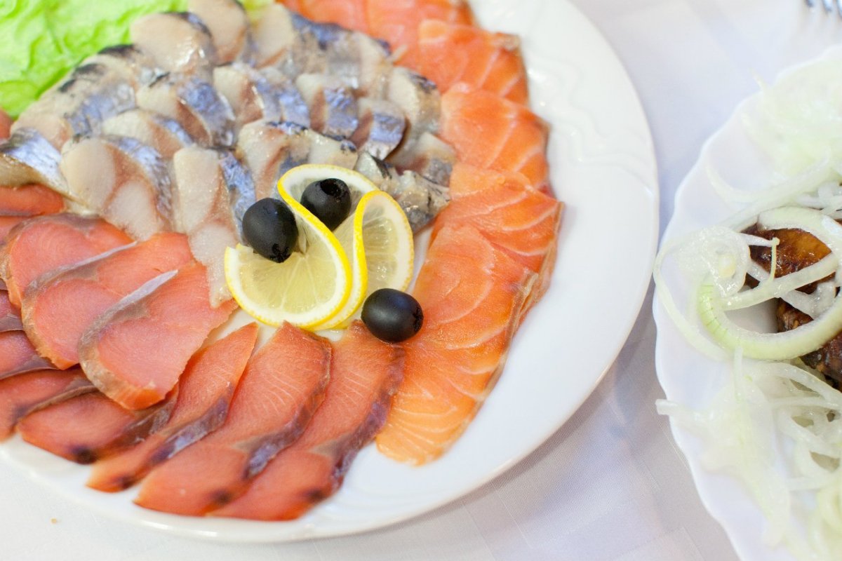 Рыбная тарелка селедка и скумбрия