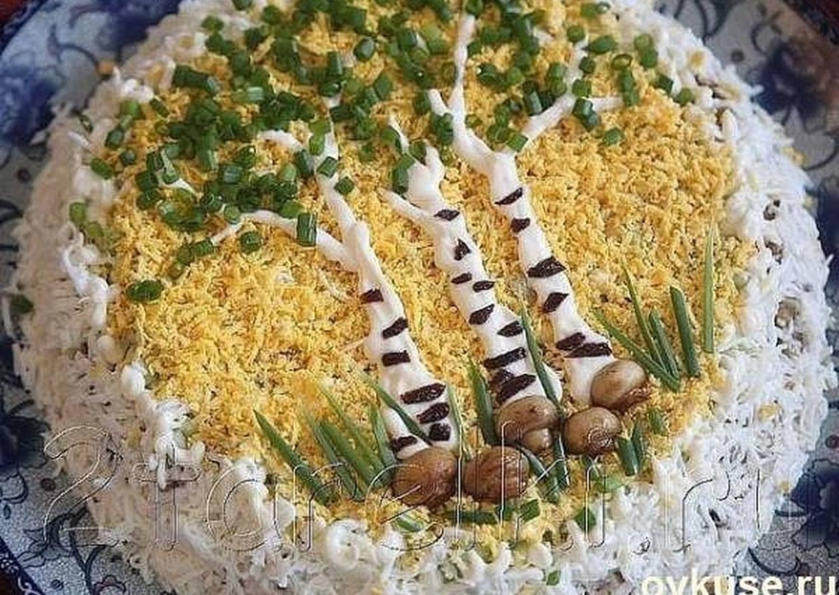 Салат украшен в виде винограда