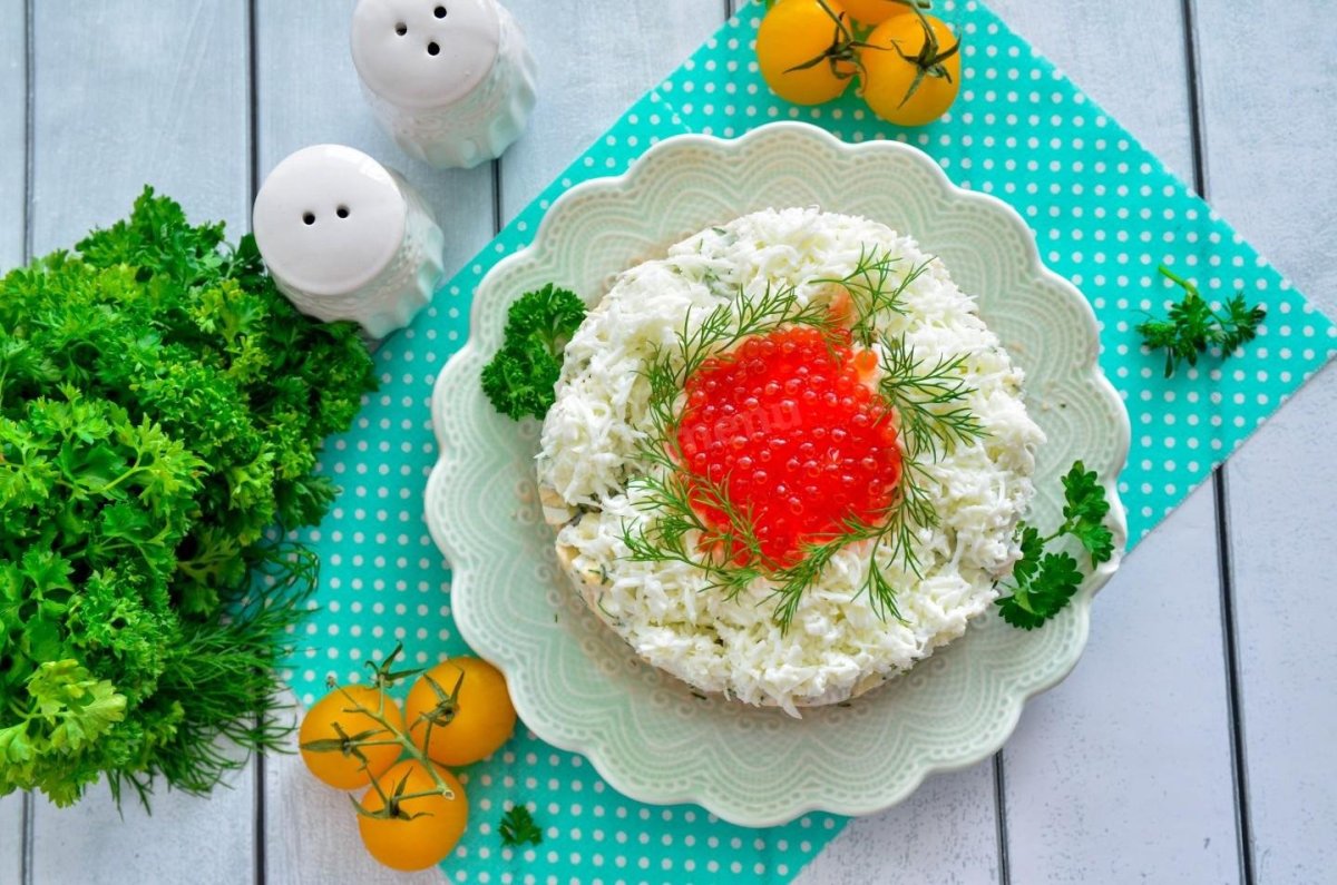 Новогодний салат с крабовыми палочками