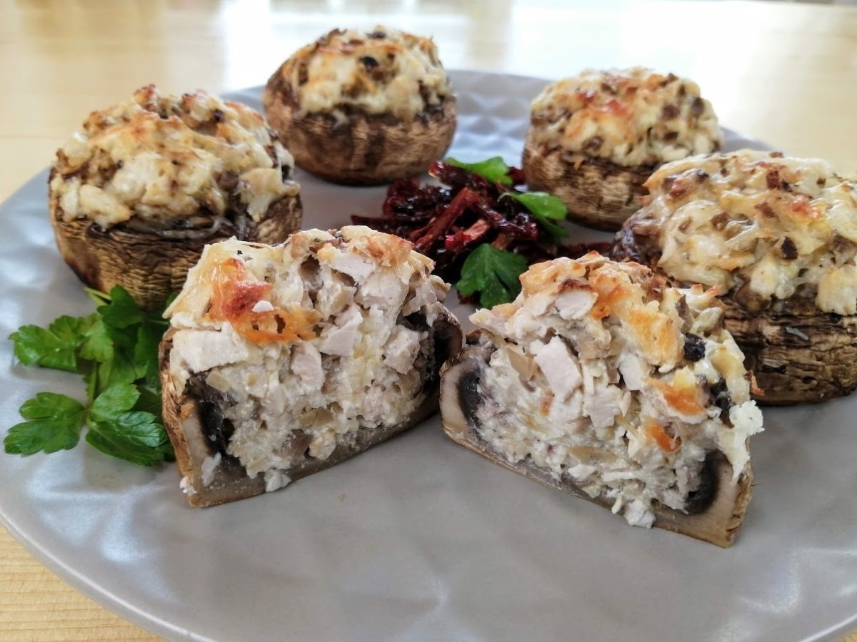 Фаршированные шампиньоны в духовке