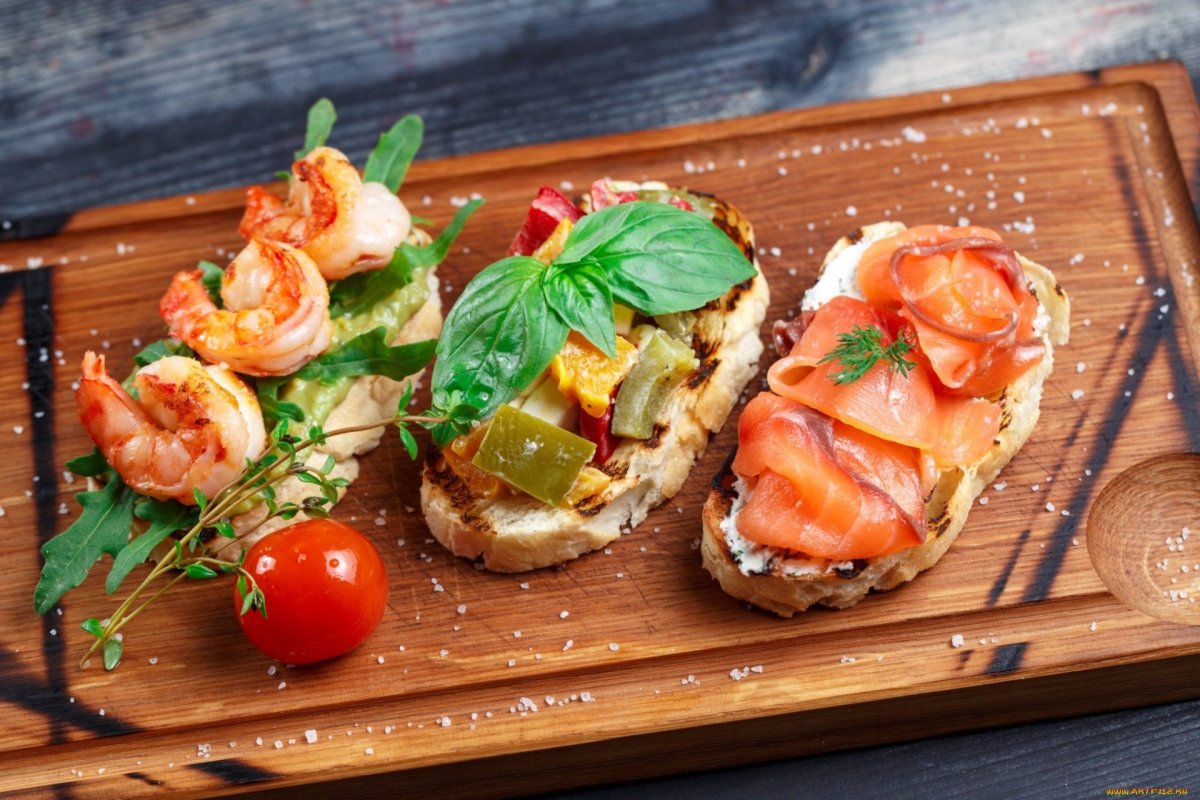 Брускетта с креветками и авокадо