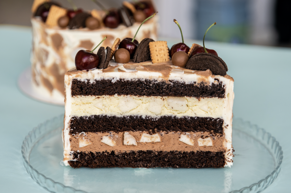 Торт с белыми и шоколадными коржами