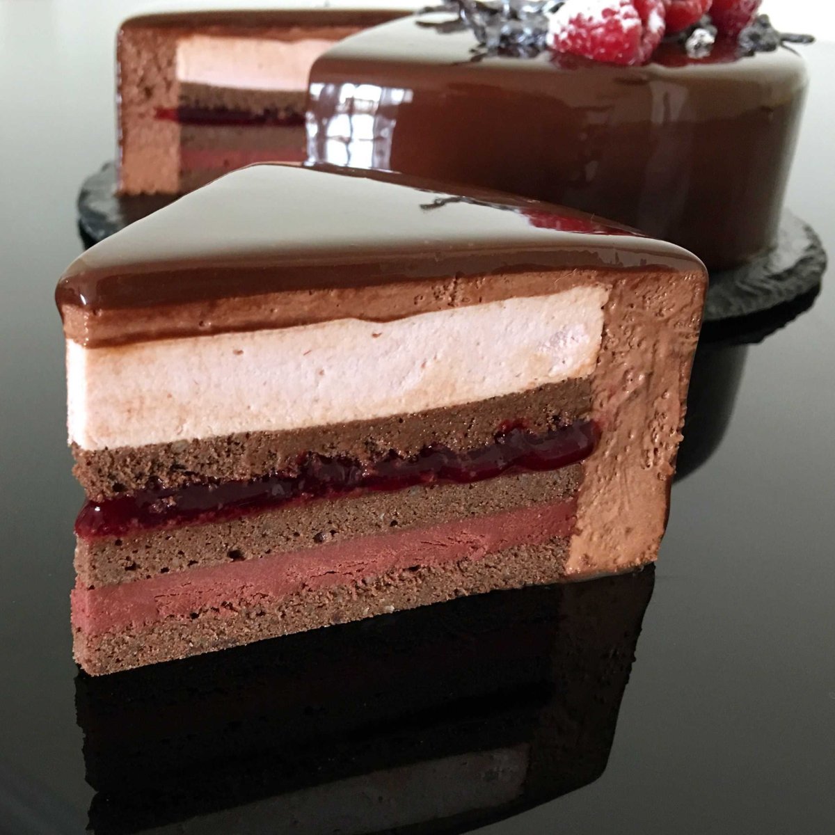 Разрез торта шоколадного торта