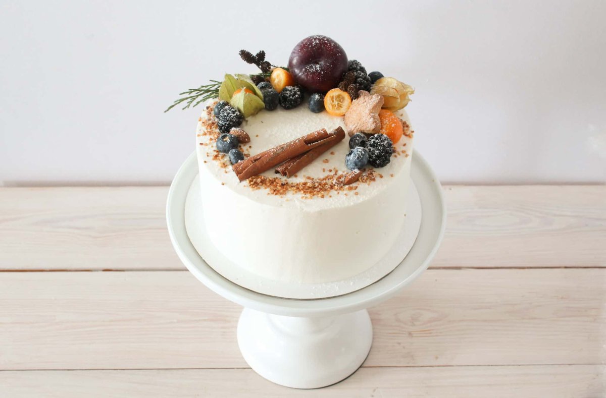 Минималистичный декор торта