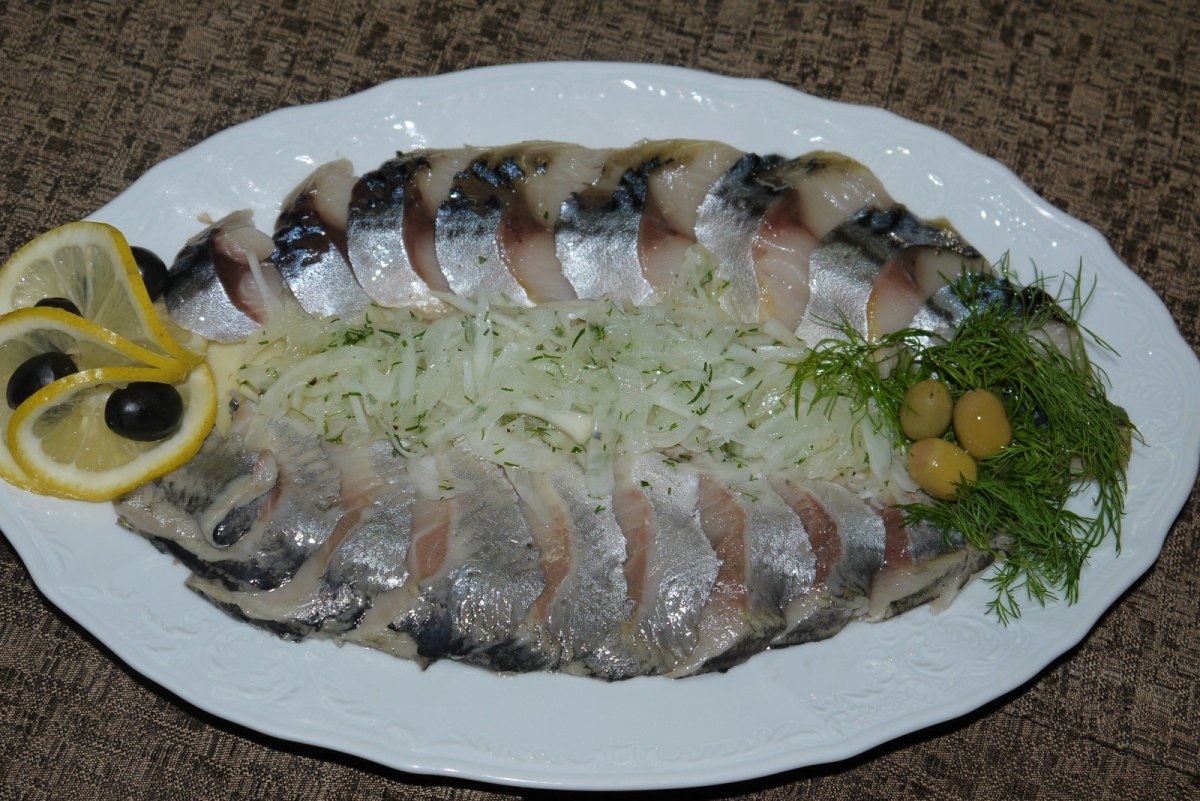 Подача сельди в ресторане