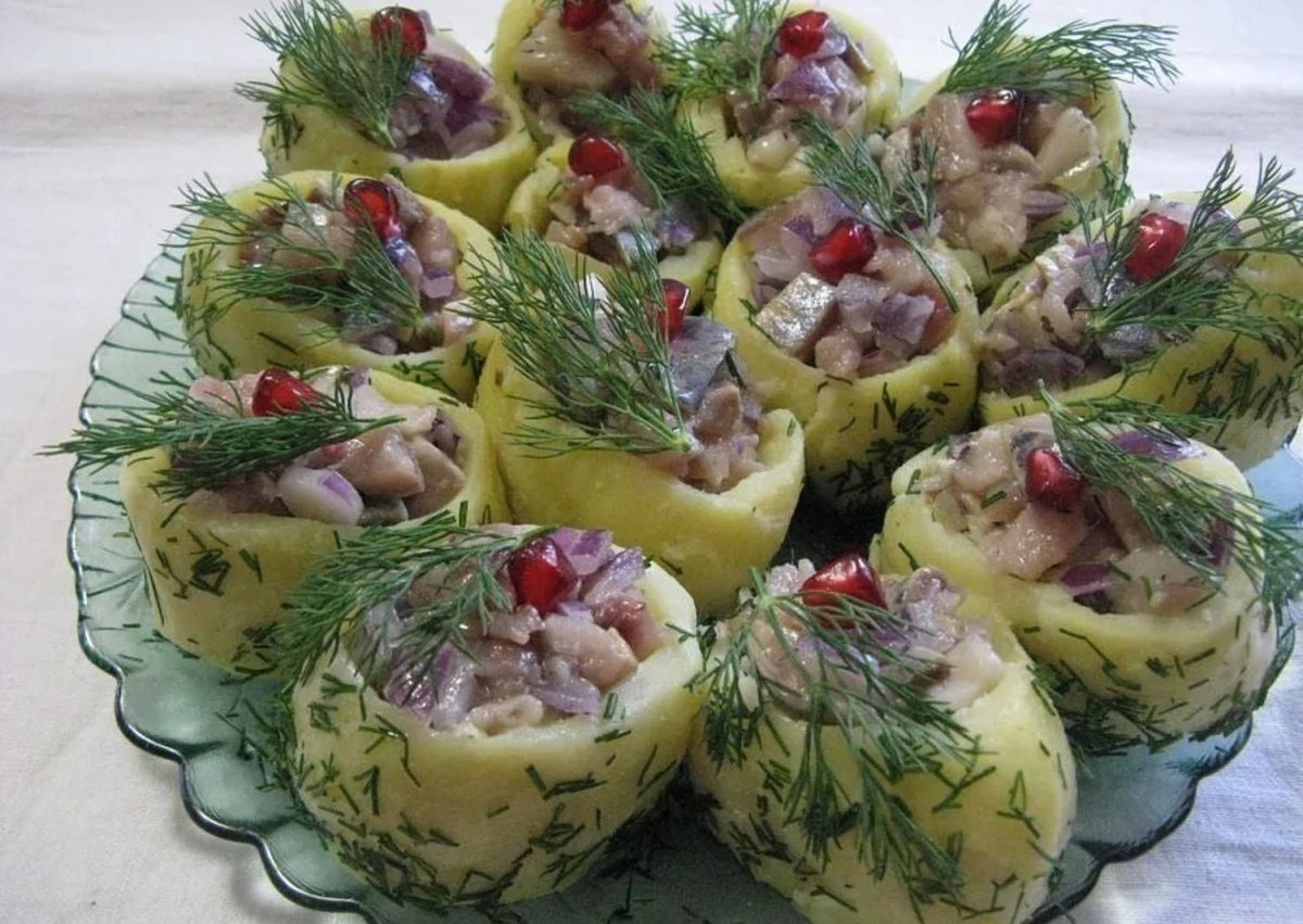 Нарезка копченой скумбрии на праздничный стол