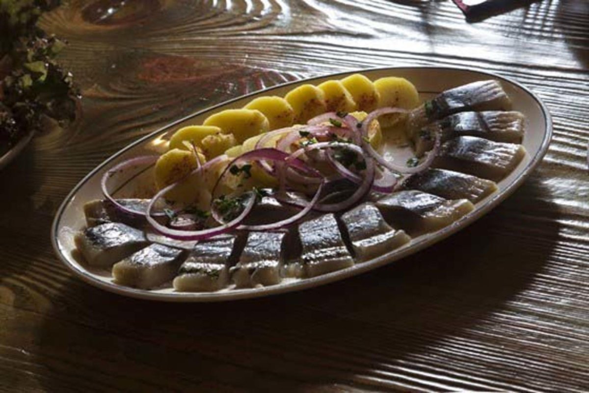 Селедка в селедочнице на столе