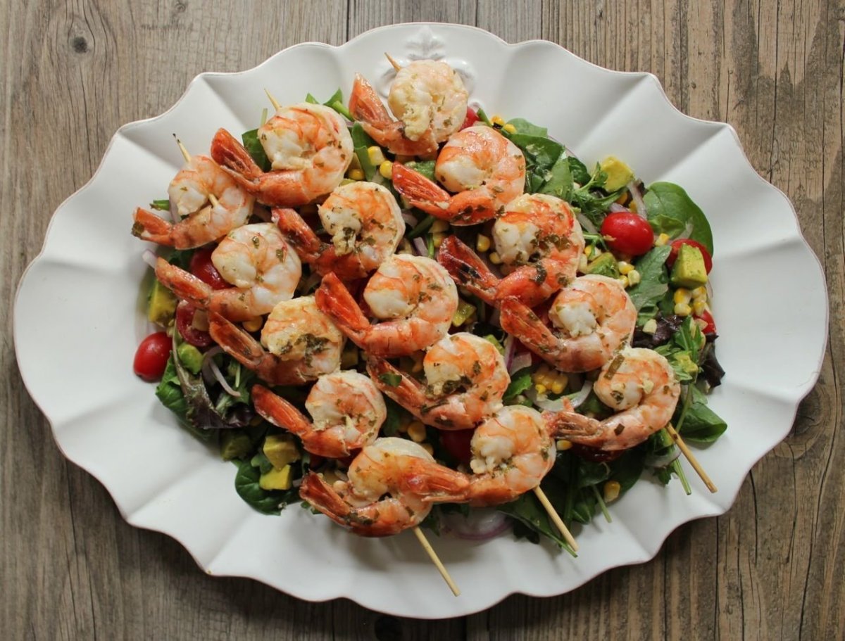 Креветки на столе
