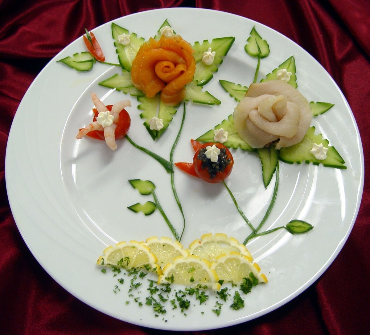 Сервировка в красных тонах