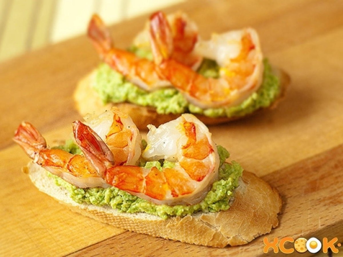 Брускетта с креветками и авокадо