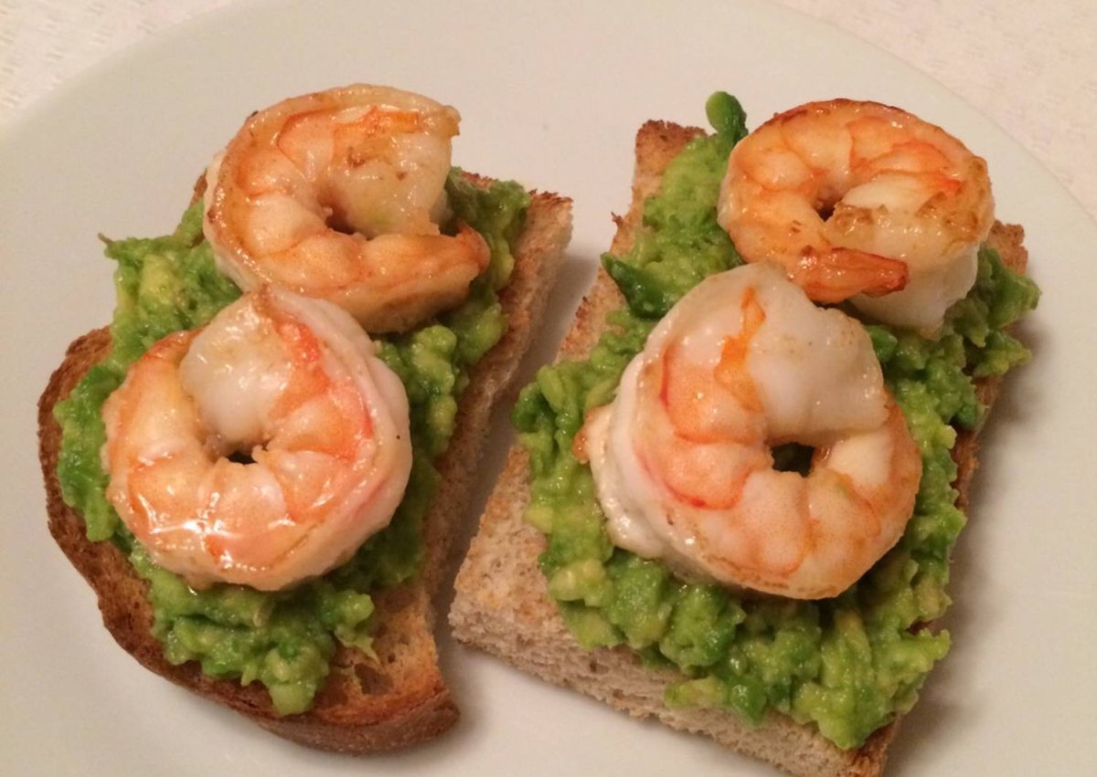 Канапе брускетта креветка авокадо