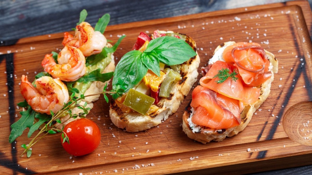 Брускетта с креветками и авокадо