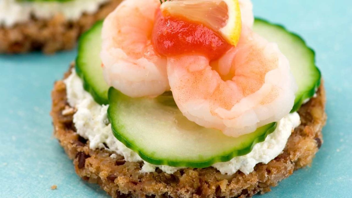 Канапе с креветкой и огурцом