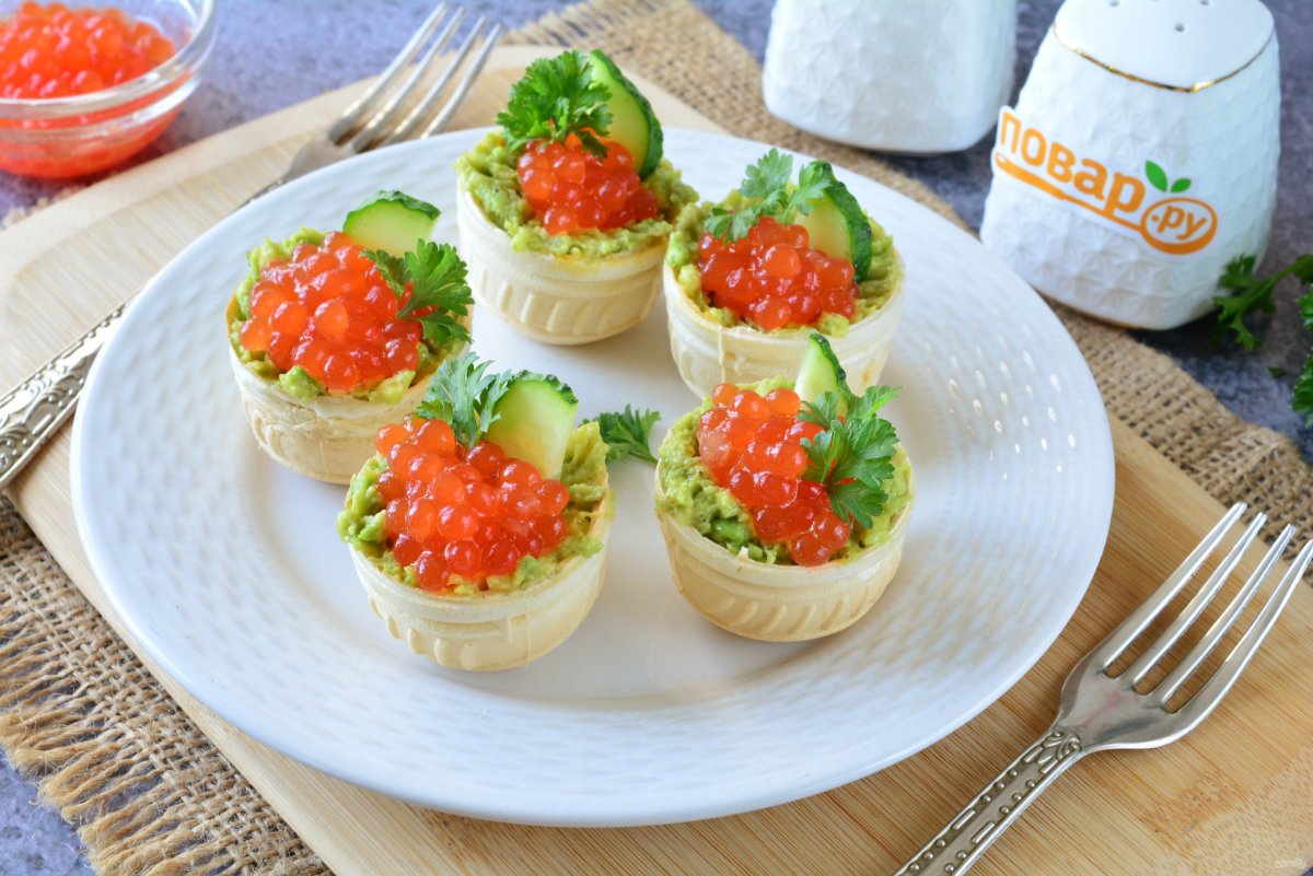 Тарталетки с красной икрой и творожным сыром