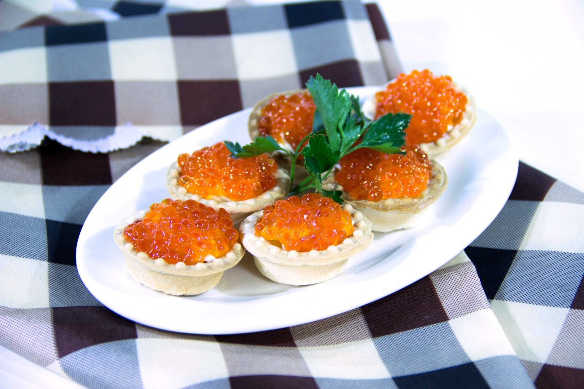 Тарталетки с красной икрой и творожным сыром