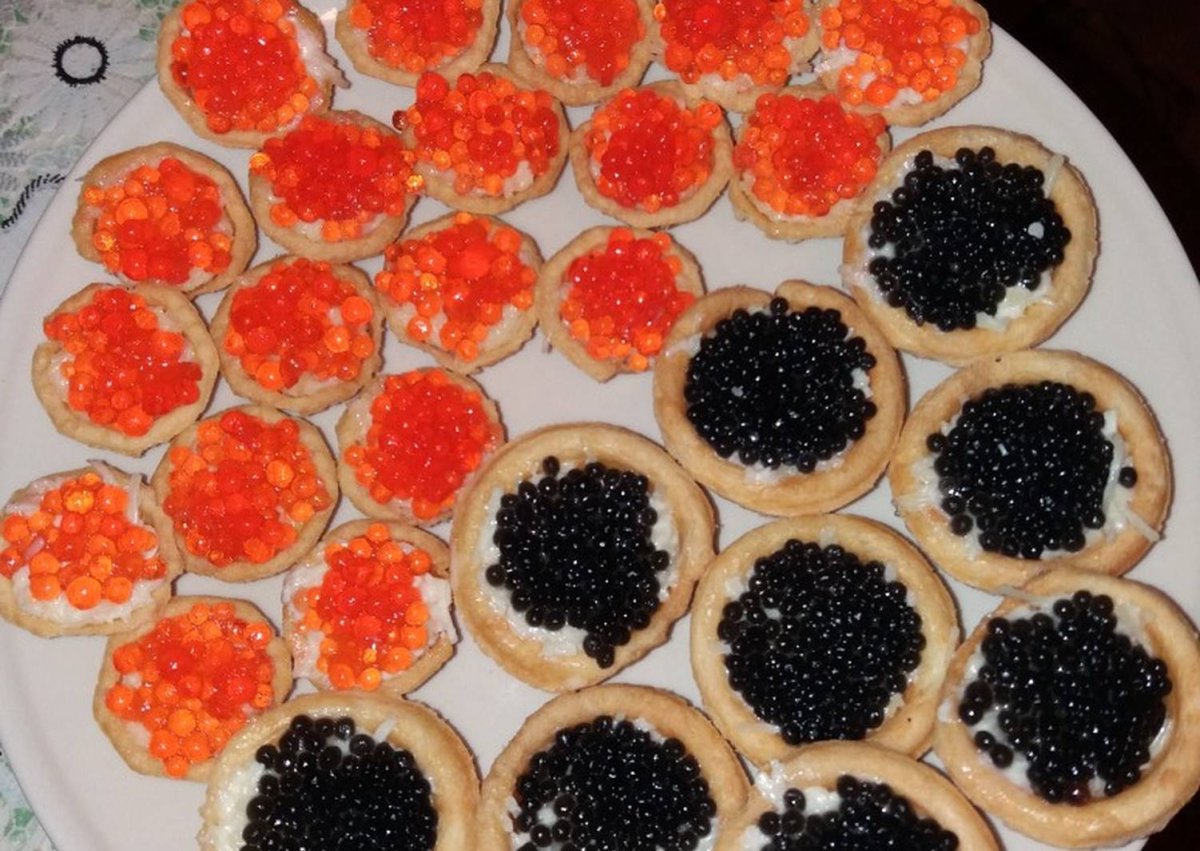 Тарталетки с красной икрой и творожным сыром
