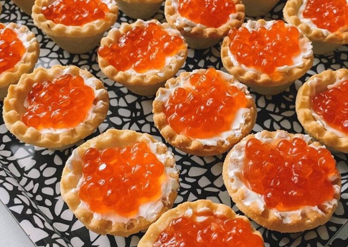 Тарталетки с красной икрой и сливочным сыром