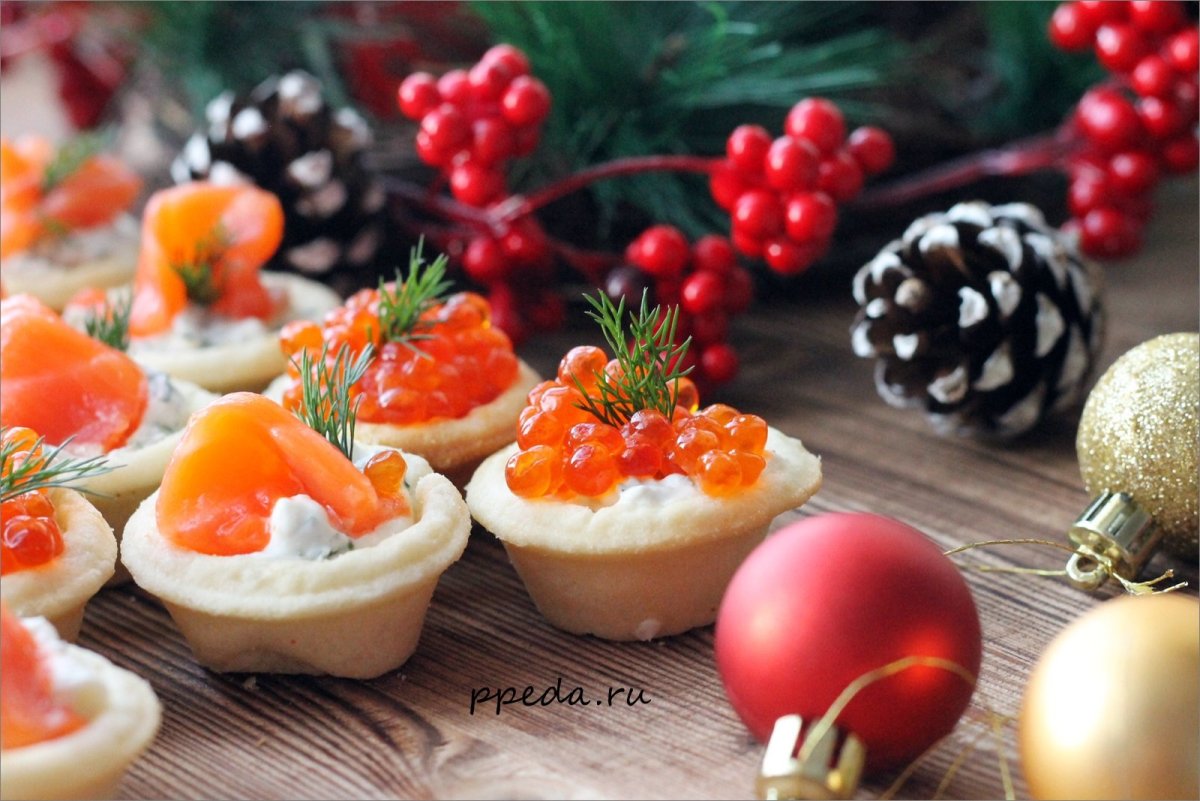 Тарталетки с икрой красной и черной