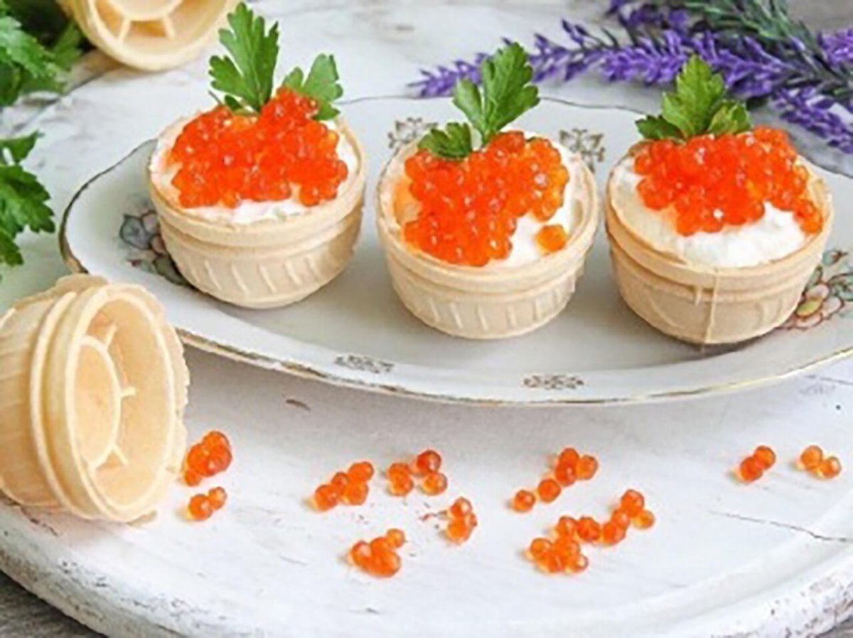 Тарталетки с красной икрой и сливочным сыром