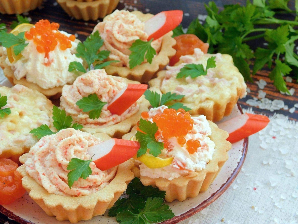Тарталетки с икрой и семгой