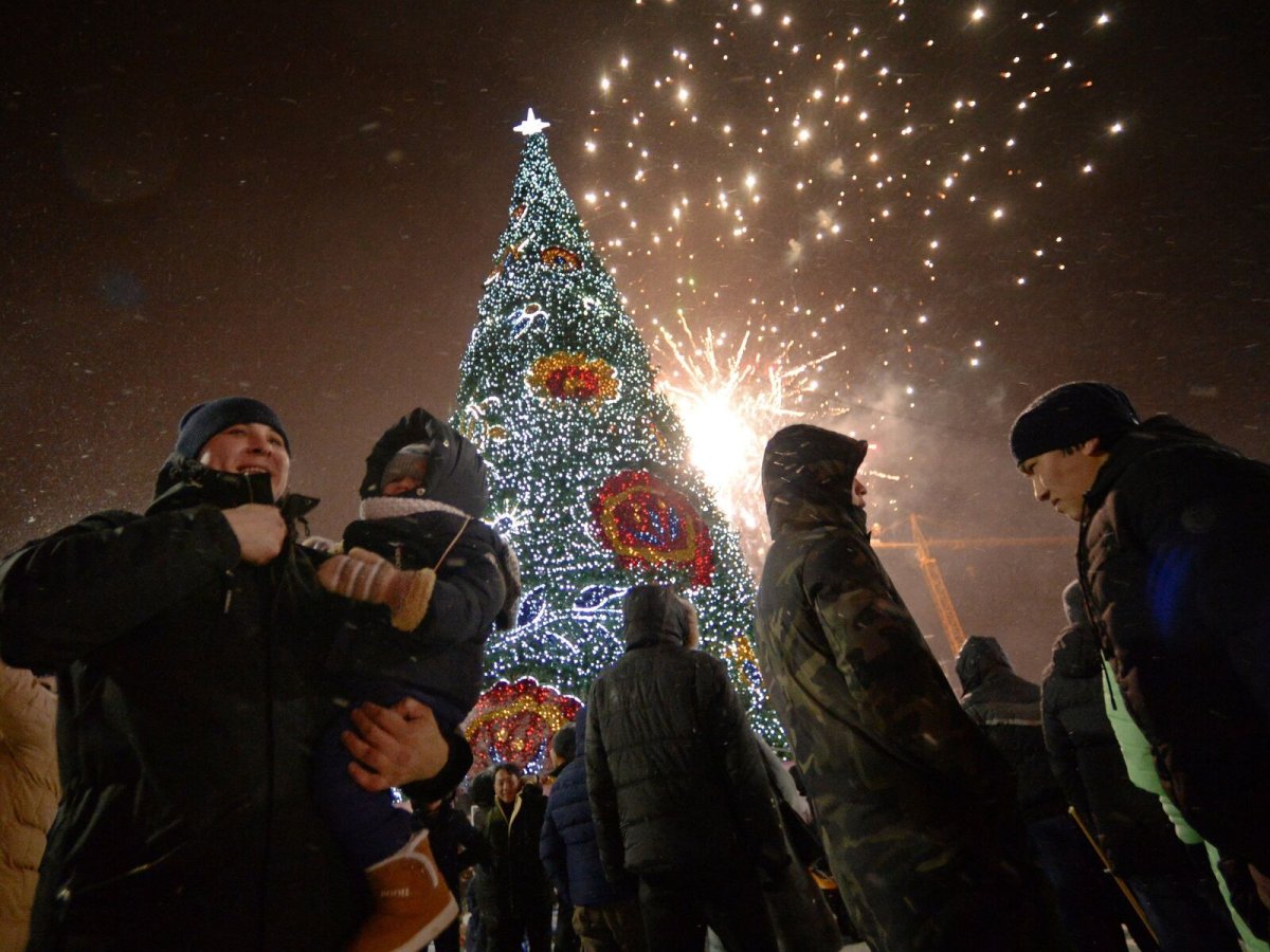 В россии новый год 1 отметят. Празднование нового года. Новый год (праздник). Празднование нового года в России. Праздник новый год в России.