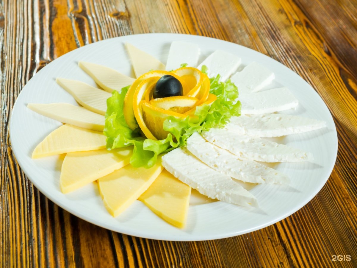 Сырно колбасная нарезка на праздничный стол