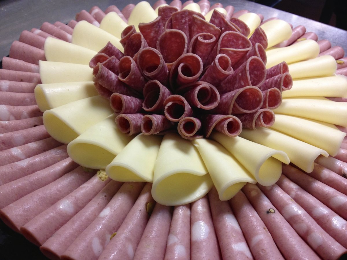 Сырная тарелка с виноградом