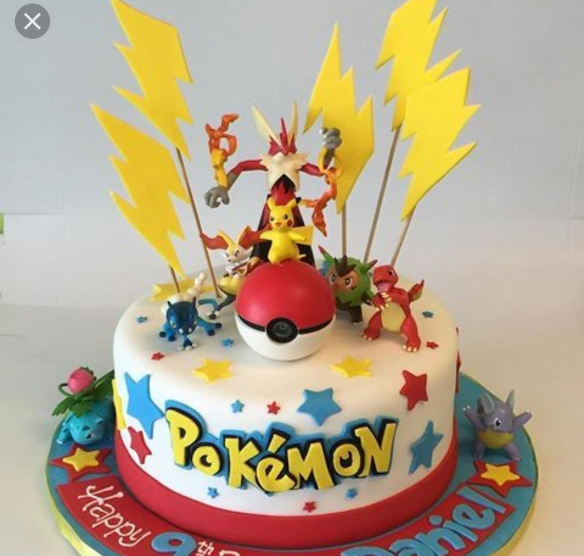 Торт покебол с Пикачу