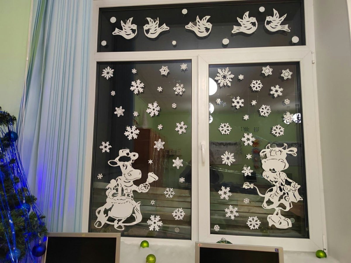 Украшение окон к новому году в школе